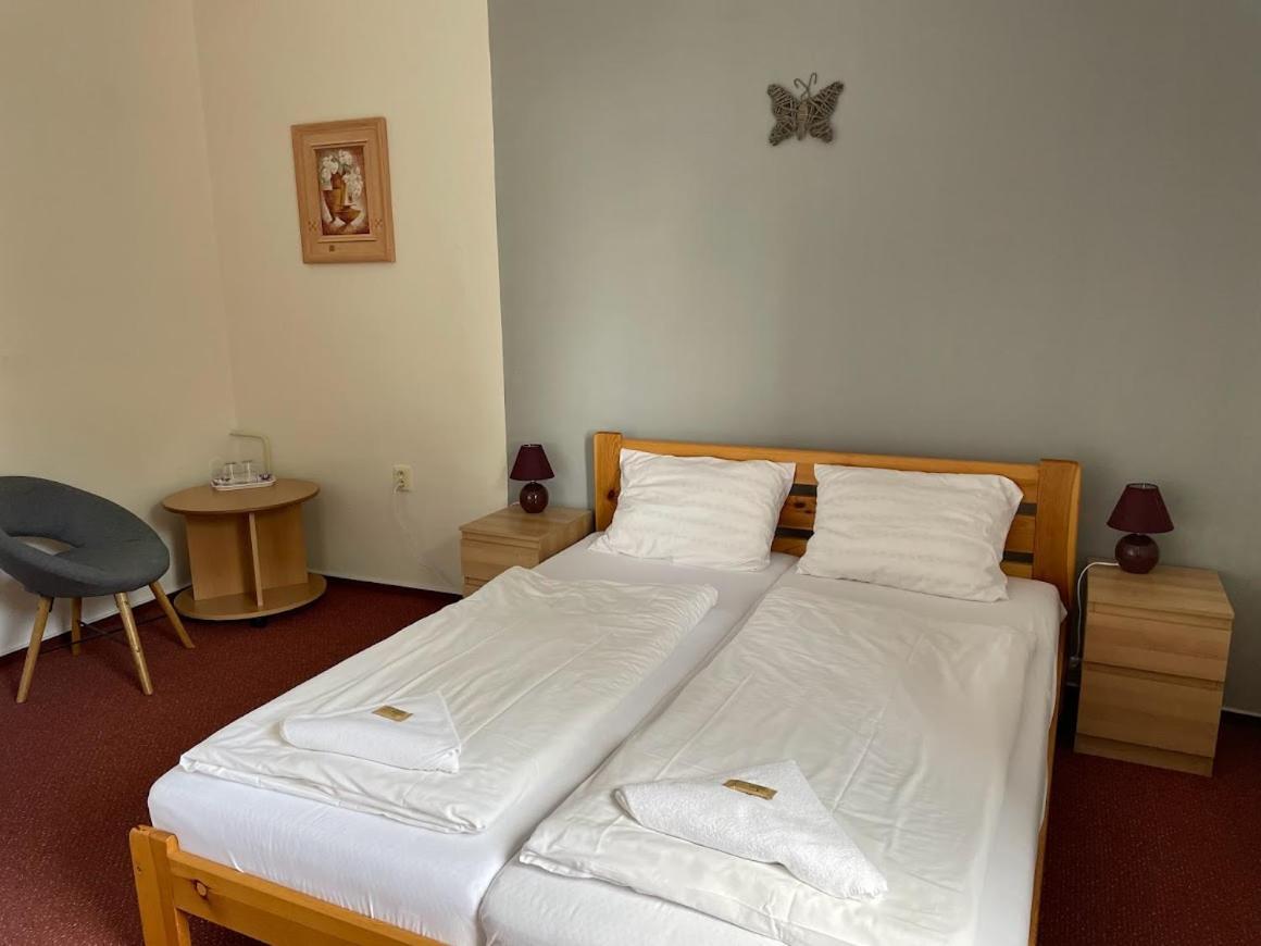 Hotel Rohanov Lhota nad Rohanovem Buitenkant foto